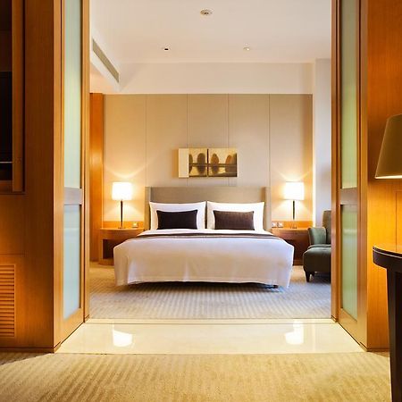 Ambassador Hotel Hsinchu Экстерьер фото A bedroom at the Mandarin Oriental, Hong Kong