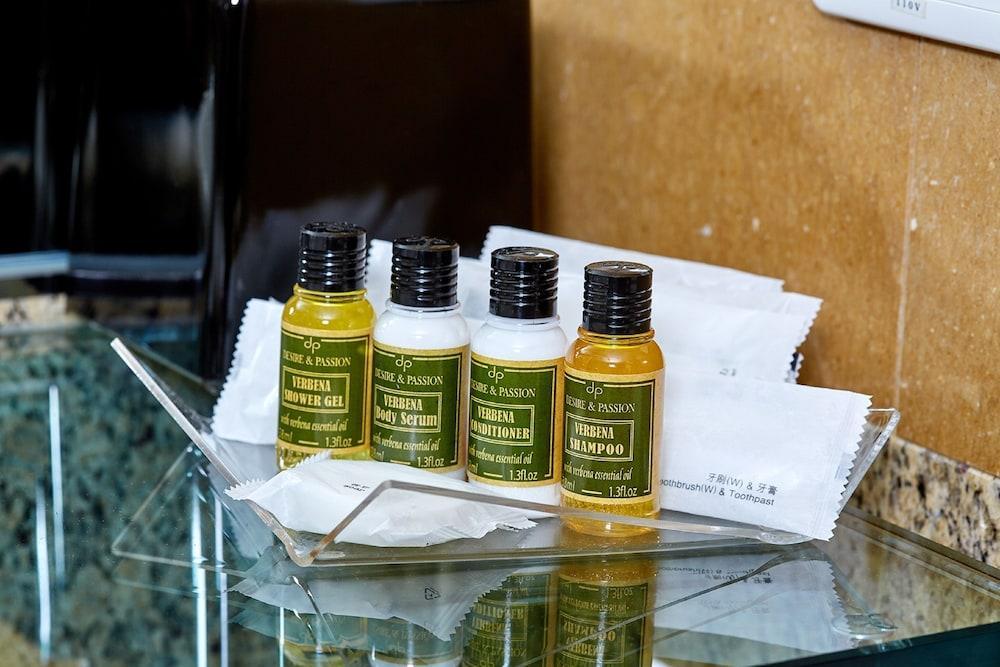 Ambassador Hotel Hsinchu Экстерьер фото A selection of toiletries