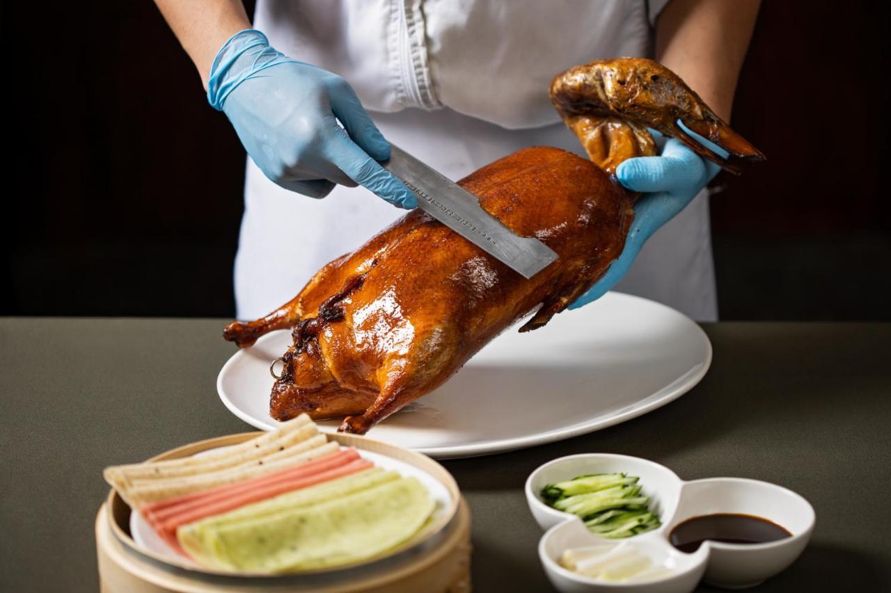 Ambassador Hotel Hsinchu Экстерьер фото Peking duck being prepared