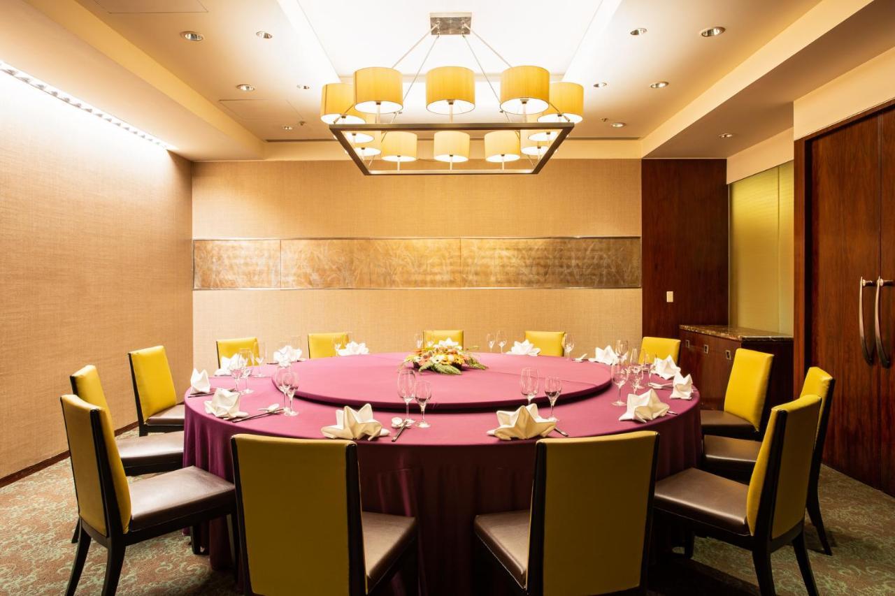 Ambassador Hotel Hsinchu Экстерьер фото A private dining room at a restaurant in Hong Kong