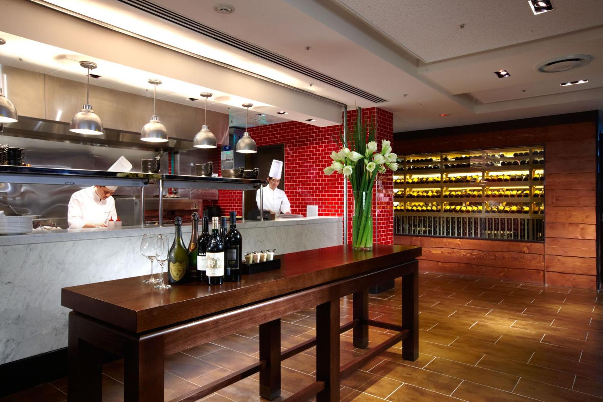 Ambassador Hotel Hsinchu Экстерьер фото The open kitchen at the restaurant