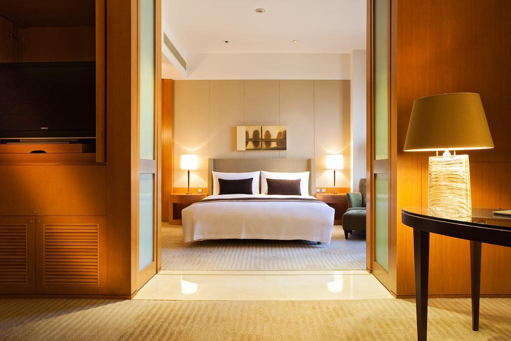 Ambassador Hotel Hsinchu Экстерьер фото A bedroom at the Mandarin Oriental, Hong Kong