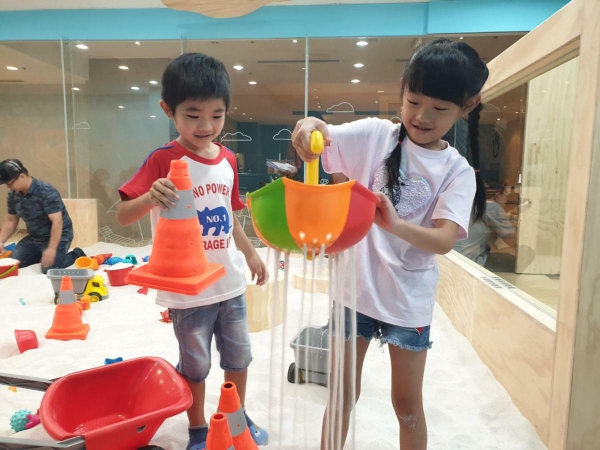 Ambassador Hotel Hsinchu Экстерьер фото Children playing with water at the Waterworks Museum